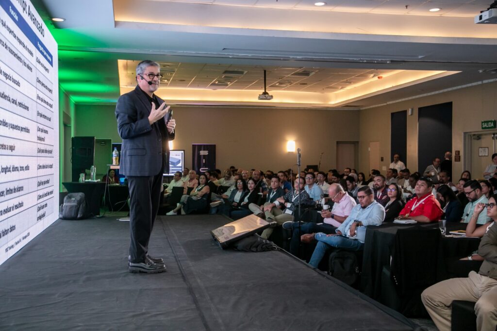 Conferencia Prompt Avanzado - Juan Carlos García en escenario
